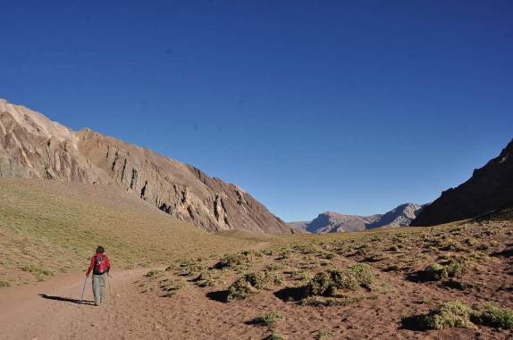 Caminhando entre Plaza Francia e Confluencia, no Parque Provincial Aconcágua, região de Mendoza, no oeste da Argentina